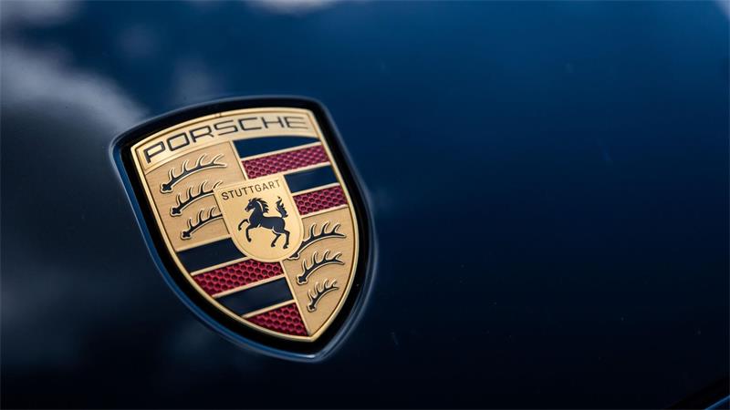 Der Gewinn von Porsche ist im ersten Halbjahr wieder gestiegen. Ein Grund zur Entwarnung ist das aber nicht. (Archvibild)