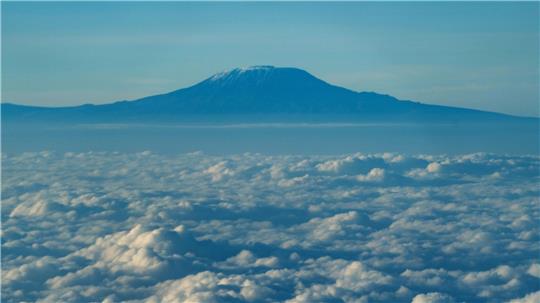 Der Gipfel des Kilimandscharo ragt aus der Wolkendecke hervor. (Archivbild)