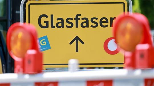 Ein gelbes Schild auf dem "Glasfaser" steht
