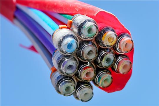Der Glasfaserausbau in Deutschland schreitet nur schleppend voran.