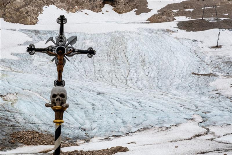 Ökumenische Trauerfeier für sterbenden Zugspitz-Gletscher Der Gletscher an der Zugspitze schmilzt dahin - eine Trauerfeier soll auf die Folgen der Klimakrise aufmerksam machen.