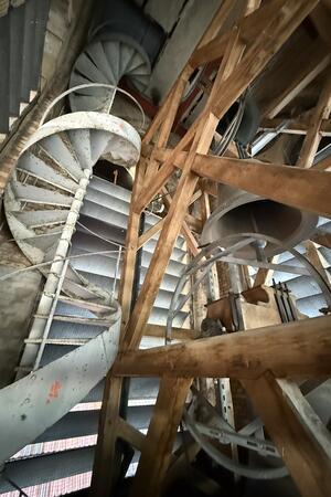 Der Glockenstuhl ist aus Eichenholz. Das soll die enormen Schwingungen der drei Glocken abfedern und auch den Klang positiv beeinflussen.
