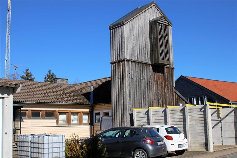 Wenn die Kirche zum Wohnzimmer wird Der Glockenturm der ehemaligen Kirche steht noch. Davor baut das Ehepaar eine Doppelgarage. 2008 findet der letzte Gottesdienst in der Kirche statt. Fotos: Fricke/Archiv