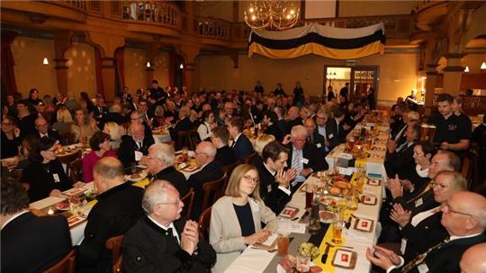 Der Glückauf-Saal ist zum Tzscherpermahl des BuH-Vereins ordentlich gefüllt.