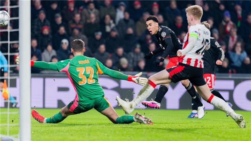 Der Glücksmoment: Jamal Musiala (M) erzielt sein Comeback-Tor zum 1:0. 