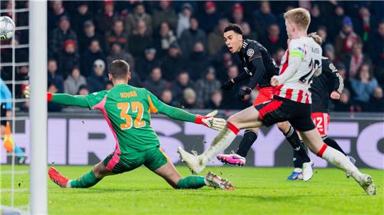 Der Glücksmoment: Jamal Musiala (M) erzielt sein Comeback-Tor zum 1:0. 