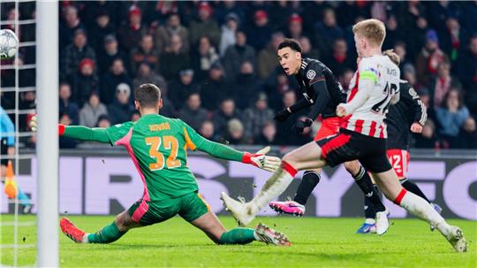 Der Glücksmoment: Jamal Musiala (M) erzielt sein Comeback-Tor zum 1:0. 