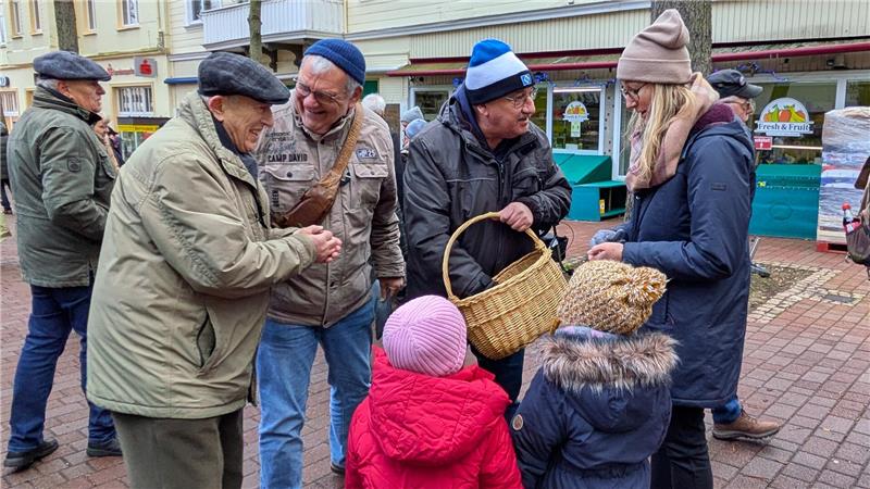 Der Glücksschweinchenverkauf ist für viele zu einem beliebten Treffpunkt geworden, an dem sich persönlich das beste fürs neue Jahr gewünscht wird.