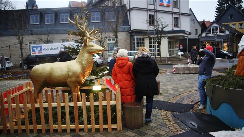 „Sagenhafter Wintermarkt“ hat begonnen: Das erwartet die Besucher Der Goldene Hirsch ist neu auf der „Neuen Mitte“ und schon jetzt ein beliebtes Fotomotiv unter den Besuchern.