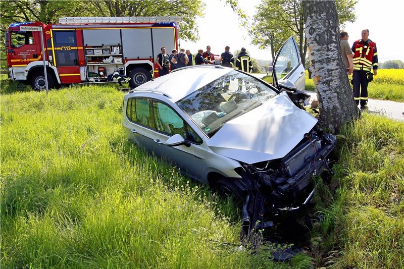 Gegen Baum geprallt: 86-Jähriger bei Unfall schwer verletzt Der Golf landete an einem Baum. Foto: Epping