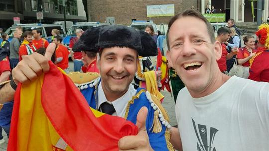 Der Goslarer Björn Söchting ist beim Spiel Italien gegen Spanien in Gelsenkirchen dabei und feiert mit den Fans.