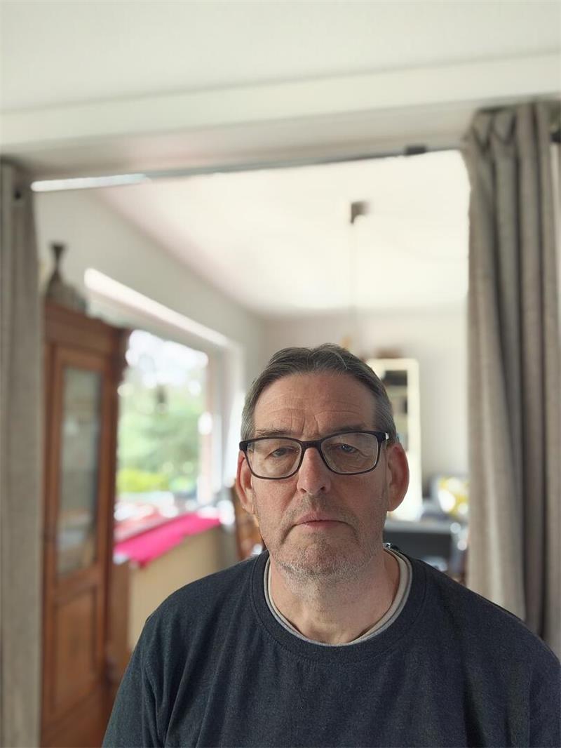 Ein Mann blickt in die Kamera.