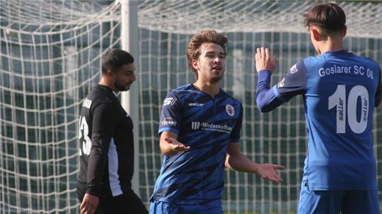 Der Goslarer Doppeltorschütze Tobias Keil (l.) lässt sich von Henrik Möker für das 1:0 feiern. Er gehört zu den insgesamt besten Spielern an diesem Tag auf dem Platz.