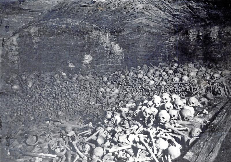 Der Goslarer Fotograf Hans Udolf wurde im August 1906 gebeten, das Beinhaus unter der Marktkirche zu dokumentieren. Im Januar darauf wurden die 85 Kubikmeter Knochen entnommen und auf dem Friedhof Hildesheimer Straße beigesetzt. Foto: Udolf