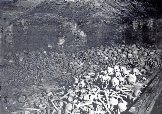 Der Goslarer Fotograf Hans Udolf wurde im August 1906 gebeten, das Beinhaus unter der Marktkirche zu dokumentieren. Im Januar darauf wurden die 85 Kubikmeter Knochen entnommen und auf dem Friedhof Hildesheimer Straße beigesetzt. Foto: Udolf