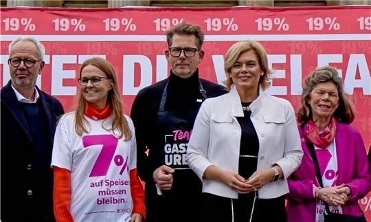 Der Goslarer Gastronom Alexander Scharf (Mitte) spricht vor dem Brandenburger Tor und fordert: „Sieben Prozent auf Speisen müssen bleiben.“ Foto: Privat
