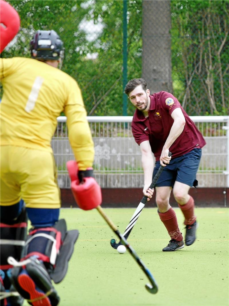 Goslarer HC 09 holt Punkt für Klassenerhalt Der Goslarer HC 09 mit Lorenz Brennecke (re.) holt gegen den HC Göttingen ein Unentschieden und damit einen wichtigen Punkt im Abstiegskampf. Foto: Privat