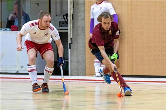 Der Goslarer HC 09 um Spieler Christian Bronner (re.) geht mit kleinen Zielen in die Hallensaison. Das Team soll den Spaß zurückgewinnen. Foto: Drechsler