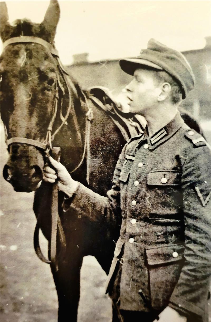 Hitlers letzte Karte sticht nicht: Wenck tritt den Rückzug an Der Goslarer Hellmut Westermann kämpft in der Armee Wenck. Das Bild aus dem Frühjahr 1945 zeigt ihn mit einem ihm anvertrauten Pferd.