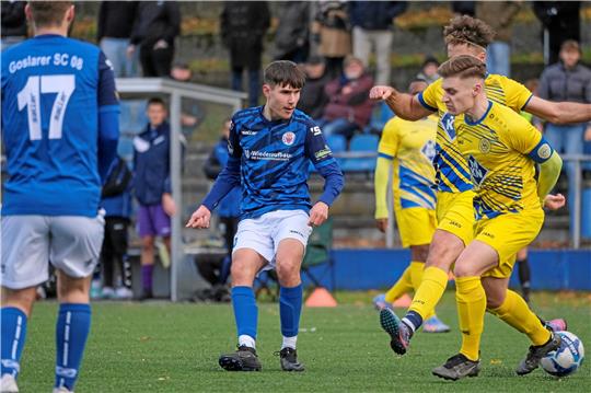 Der Goslarer Henrik Möker (l.), diesmal auf der Sechserposition gefordert, findet die Lücke zwischen zwei Spielern von Germania Wolfenbüttel. Foto: Drechsler