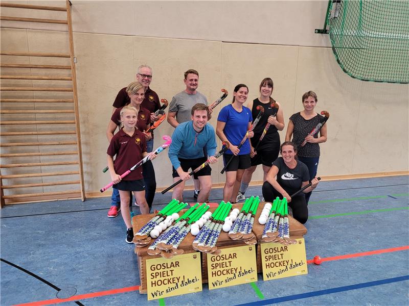 Lehrkräfte drücken in Bad Harzburg sportlich die Schulbank Der Goslarer Hockey-Club hat 30 Schläger und mehrere Bälle mitgebracht. Foto: Exner