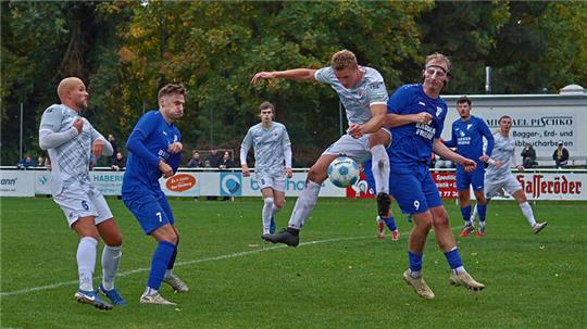 Der Goslarer Jonas Sprengelmeyer versucht gegen den mit einer Gesichtsmaske spielenden Vienenburger Paul-Jaro Kubczak zum Torschuss zu kommen. Jonas Gaida (l.) und Dennis Höver (2.v.l.) warten darauf, einzugreifen. Foto: Epping