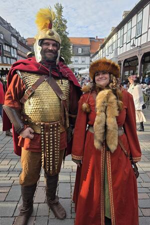 Das sind die Highlights im Goslarer Veranstaltungskalender 2026 Der Goslarer Kaisermarkt animiert Besucherinnen und Besucher zu ausgefallenen Outfits.