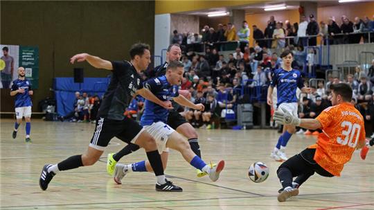 Der Goslarer Kevin Doci versucht im Vorrundenspiel den Torwart der SVG Göttingen zu überlisten. Am Ende verlieren die Gastgeber 1:4 gegen den Titelverteidiger. Foto: Epping