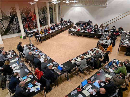Der Goslarer Kreistag berät: Am Montag hat er sich zur letzten Sitzung im Jahr 2022 getroffen und den Haushalt 2023 verabschiedet, der ein Minus von 3,14 Millionen Euro ausweist.  Foto: Strache