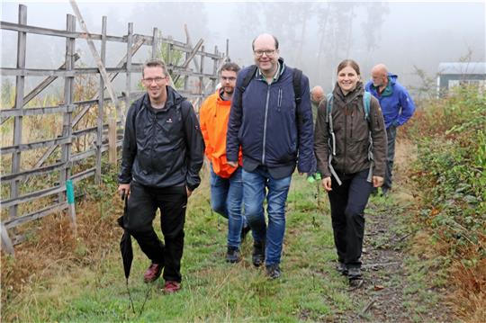 Der Goslarer Landtagskandidat Fabian Degen (li.) wandert mit Spitzenkandidat Christian Meyer und der Landesvorsitzenden der Grünen in Niedersachsen Anne Kura durch den Stadtforst.  Foto: Skuza