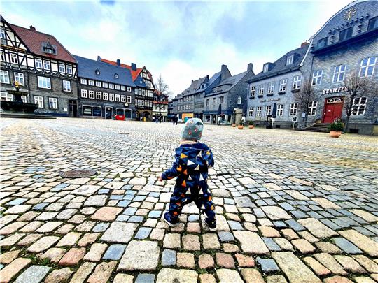 Der Goslarer Marktplatz soll sein charakteristisches Strahlenpflaster in voller Ausdehnung behalten. Foto: Sowa