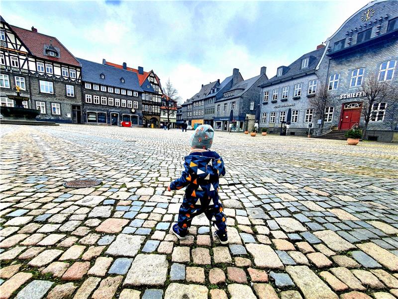 Der Goslarer Marktplatz soll sein charakteristisches Strahlenpflaster in voller Ausdehnung behalten. Foto: Sowa