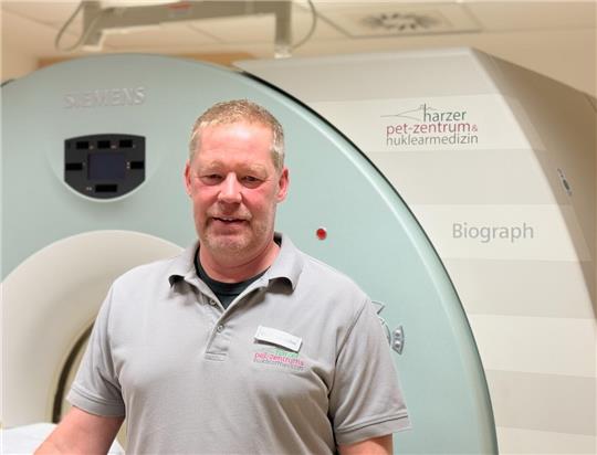 Der Goslarer Nuklearmediziner Dr. Frank Straube vor dem PET/CT-Diagnostik-Gerät, das zwei Tomographie-Verfahren verbindet und zur Krebsfrüherkennung beitragen soll.