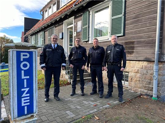 Der Goslarer Polizeichef Rodger Kerst (links) gratuliert dem künftigen Braunlager Polizeichef Martin Schulze (rechts), und bedankt sich im Beisein des ehemaligen Braunlager und jetzigen Clausthaler Polizeichefs Steffen Jach (2.v.l.) bei dem Noch-Braunlager Polizeichef Markus Killig. Foto: Eggers