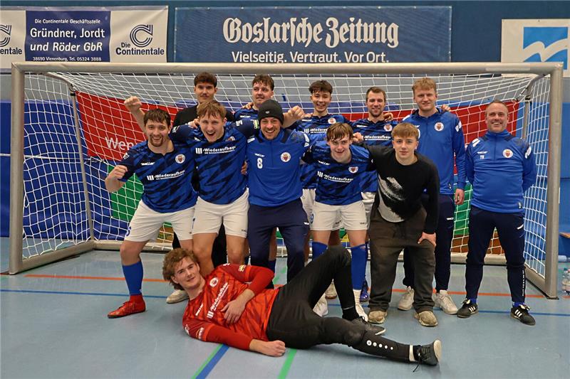 Der Goslarer SC 08 feiert den zweiten Platz.