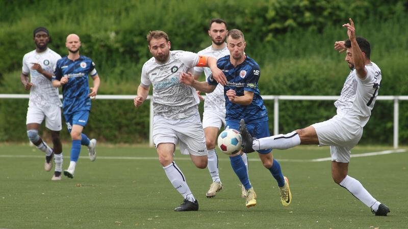 Goslarer SC 08 hat keine Mühe im Derby gegen VfL Oker Der Goslarer SC 08, hier mit Marvin Weiske (m.), ist vom VfL Oker nicht zu stoppen. Hier versuchen es André Wolf (l.) und Bünyamin Kanliel.