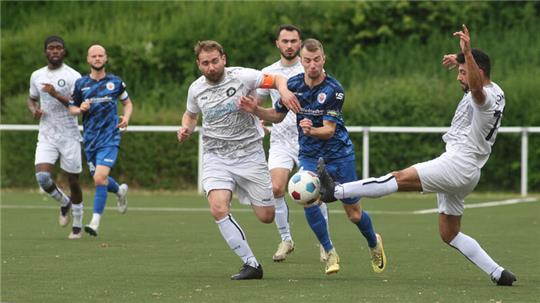 Der Goslarer SC 08, hier mit Marvin Weiske (m.), ist vom VfL Oker nicht zu stoppen. Hier versuchen es André Wolf (l.) und Bünyamin Kanliel.