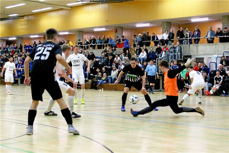 Hallenfußball: Im Januar geht es Schlag auf Schlag Der Goslarer SC 08 legt im kommenden Jahr wieder als Erster los. Am 7. und 8. Januar werden in der Goldenen Aue das Kreisturnier und das Harzer Hallen-Masters ausgetragen. Wie vor der Covid-19-Pandemie plant der GSC mit je 16 Mannschaften. Foto: GZ-Archiv