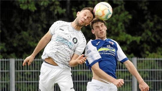 Der Goslarer SC 08, rechts Joe Hartwig, und der VfL Oker, links Ebubekir Gülhan, schließen die Saison am 15. Juni mit dem Derby im Osterfeldstadion ab.