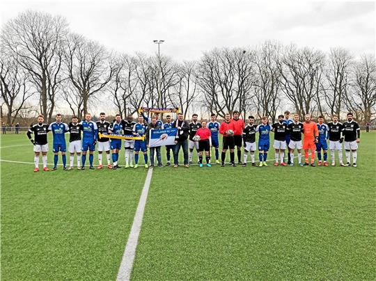 Der Goslarer SC 08 und Germania Bleckenstedt zeigen sich vor dem Spiel in der Meisterrunde der Fußball-Bezirksliga solidarisch mit den Opfern in der Ukraine. Der GSC spendet zudem Geld und verschiedene Hilfmittel.  Foto: Privat
