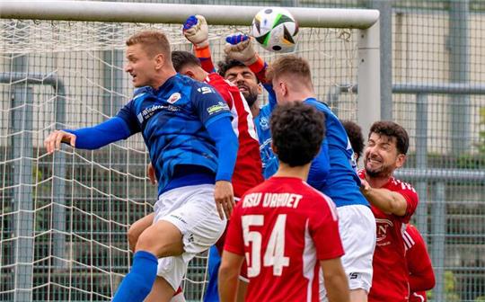 Es geht hoch her: Landkreis-Trio vor wichtigen Heimspielen Der Goslarer SC 08, vorn Jonas Sprengelmeyer, trifft nach dem Duell im Bezirkspokal erneut auf den KSV Vahdet Salzgitter. Foto: Drechsler