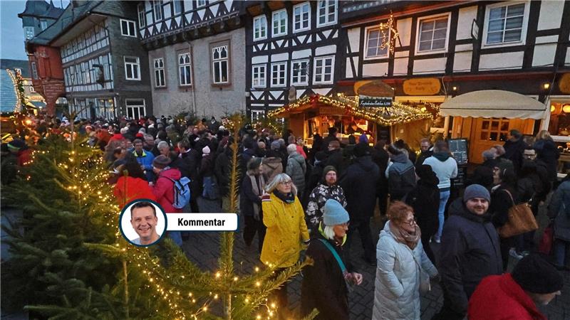 Menschen laufen über einen Weihnachtsmarkt.