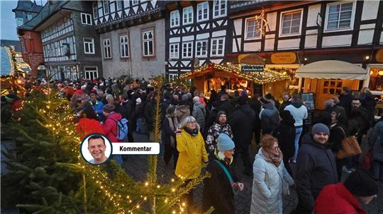 Menschen laufen über einen Weihnachtsmarkt.