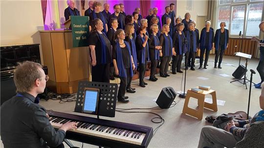 Der Gospelchor Altenhagen tritt mit seinem Pianisten Timo Pähler auf.