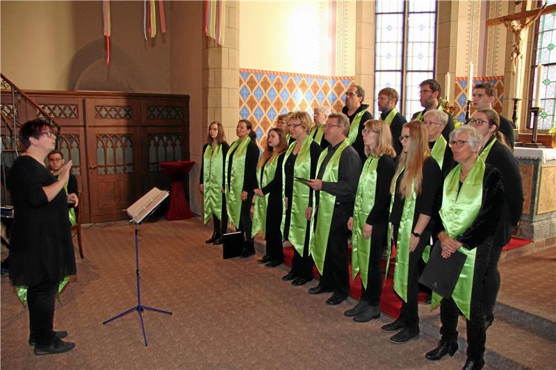Der Gospelchor Lutter umrahmt den Gottesdienst musikalisch.