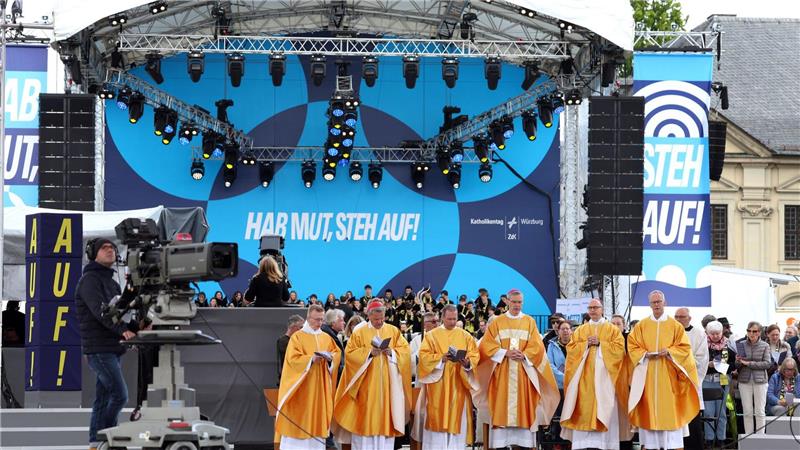Der Gottesdienst wurde auf einer großen Bühne gefeiert.