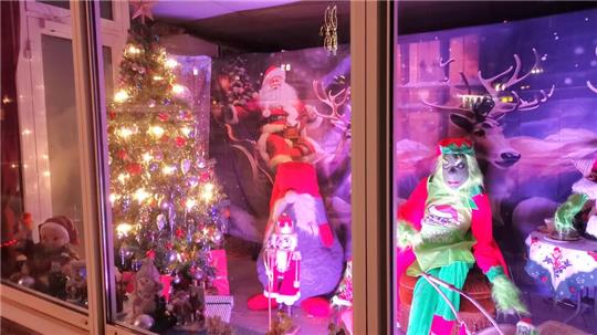 Der Grinch im Schaufenster mit der Weihnachtsdekoration drumherum lässt viele stehenbleiben vor den Schaufenstern des ehemaligen Schlecker-Ladens im Haus von Familie Mirus.