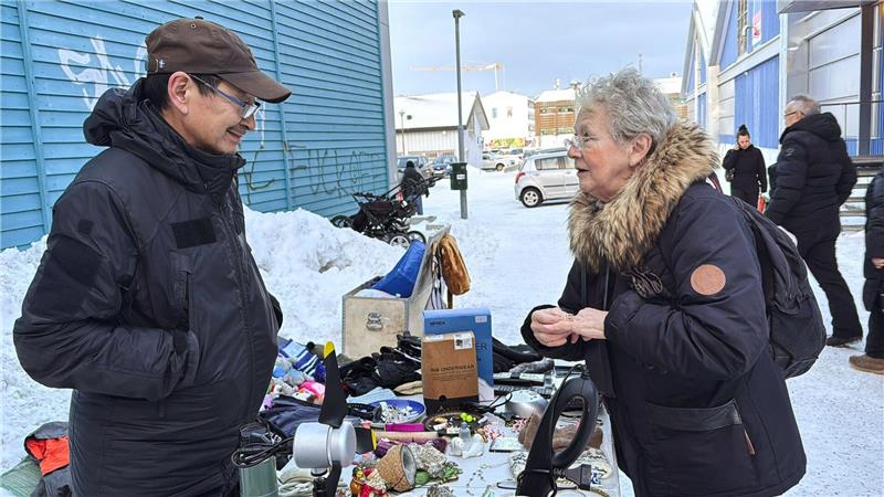 Der Grönländer Thoe Noahsen (l) steht jeden Tag an seinem Verkaufsstand in der Innenstadt. Mit Hansine Broberg Geisler (r) tauscht er sich auch über Trumps Drohungen aus. „Der Idiot“, nennt Geisler ihn nur. 