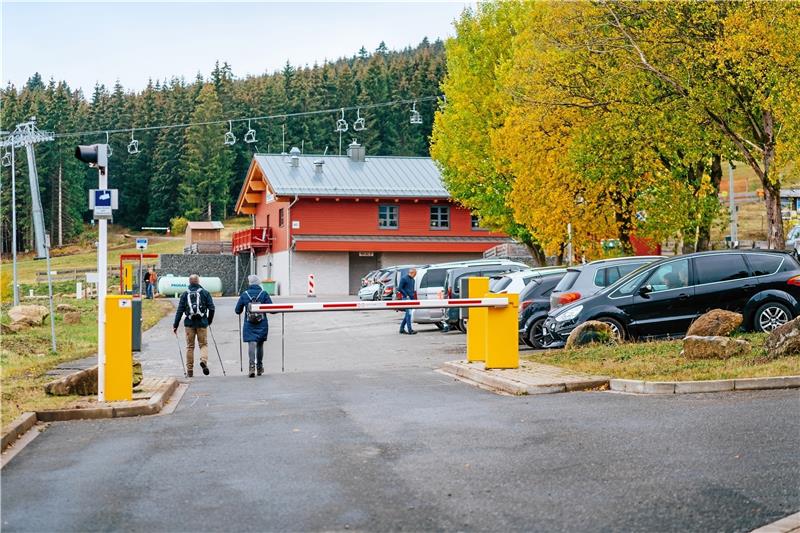 Der Großparkplatz am Hexenritt gehört den Städtischen Betrieben und wird privatwirtschaftlich unterhalten. Die Autofahrer, die ihn nutzen, müssen ihre Gebühr erst kurz vor dem Wegfahren zahlen – und das jetzt ganzjährig.  Foto: Tobias Brabanski