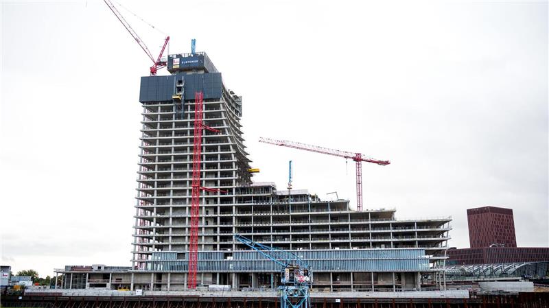 Der Gründer der Drogeriemarktkette Rossmann, Dirk Roßmann, beteiligt sich am geplanten Weiterbau des Hamburger Elbtowers. (Archivbild)